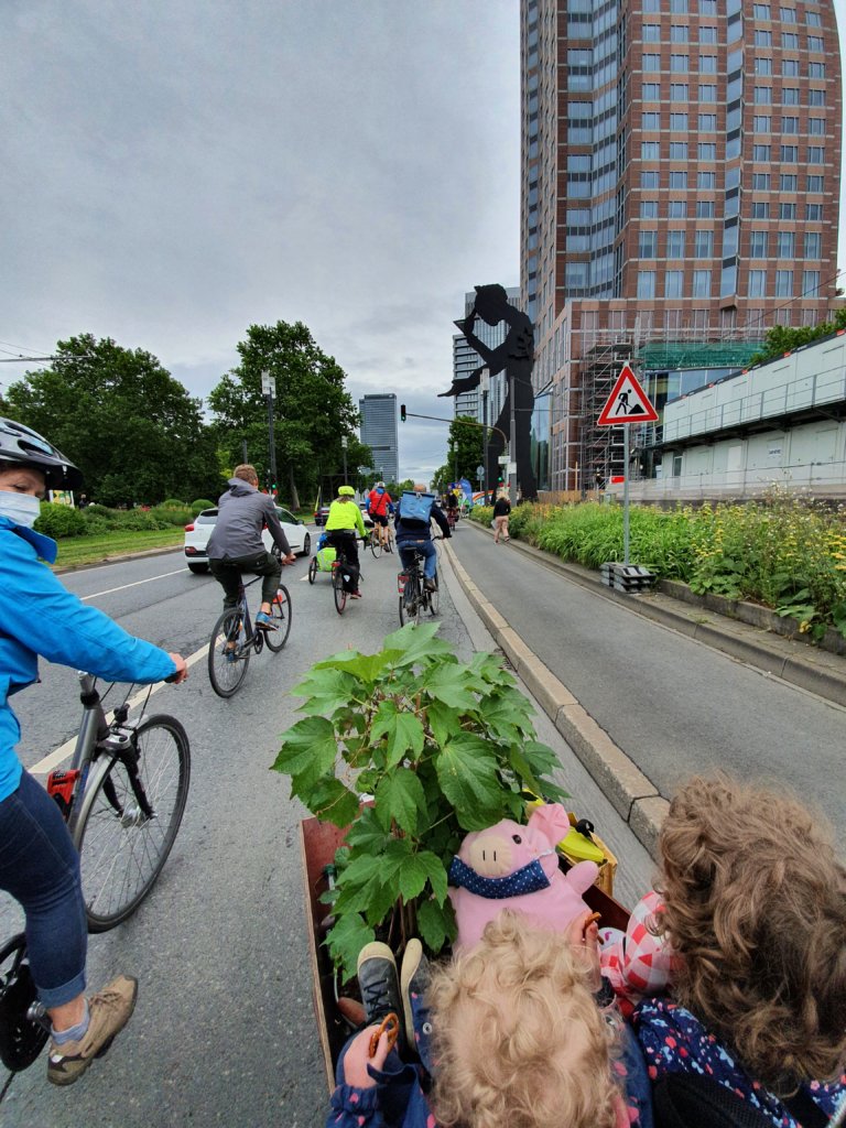 Menschen benutzen die Pop-Up-Bikelane auf der Friedrich-Ebert-Anlage am 23. Mai 2020